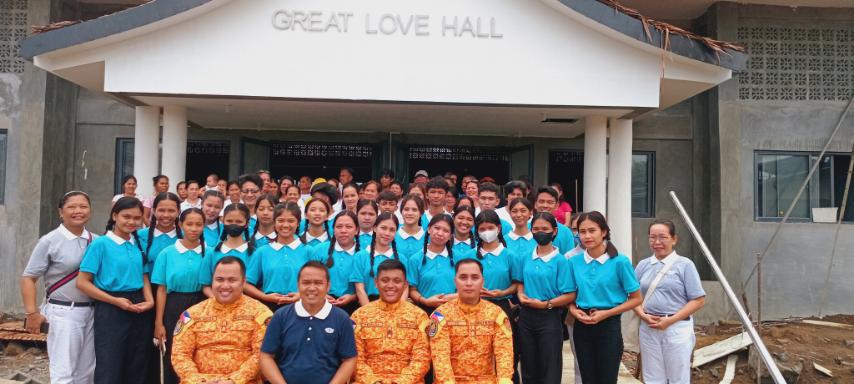 After a successful Humanity Class on fire prevention and safety, Tzu Chi Palo volunteers, scholars, and villagers gather for a group photo with Bureau of Fire Protection officers FO3 Marrion Jeordan Pedrosa, FO1 Leigh Aljon Co, and FO1 Rainier Cyril Pelingon. 【Photo by Tzu Chi Palo】