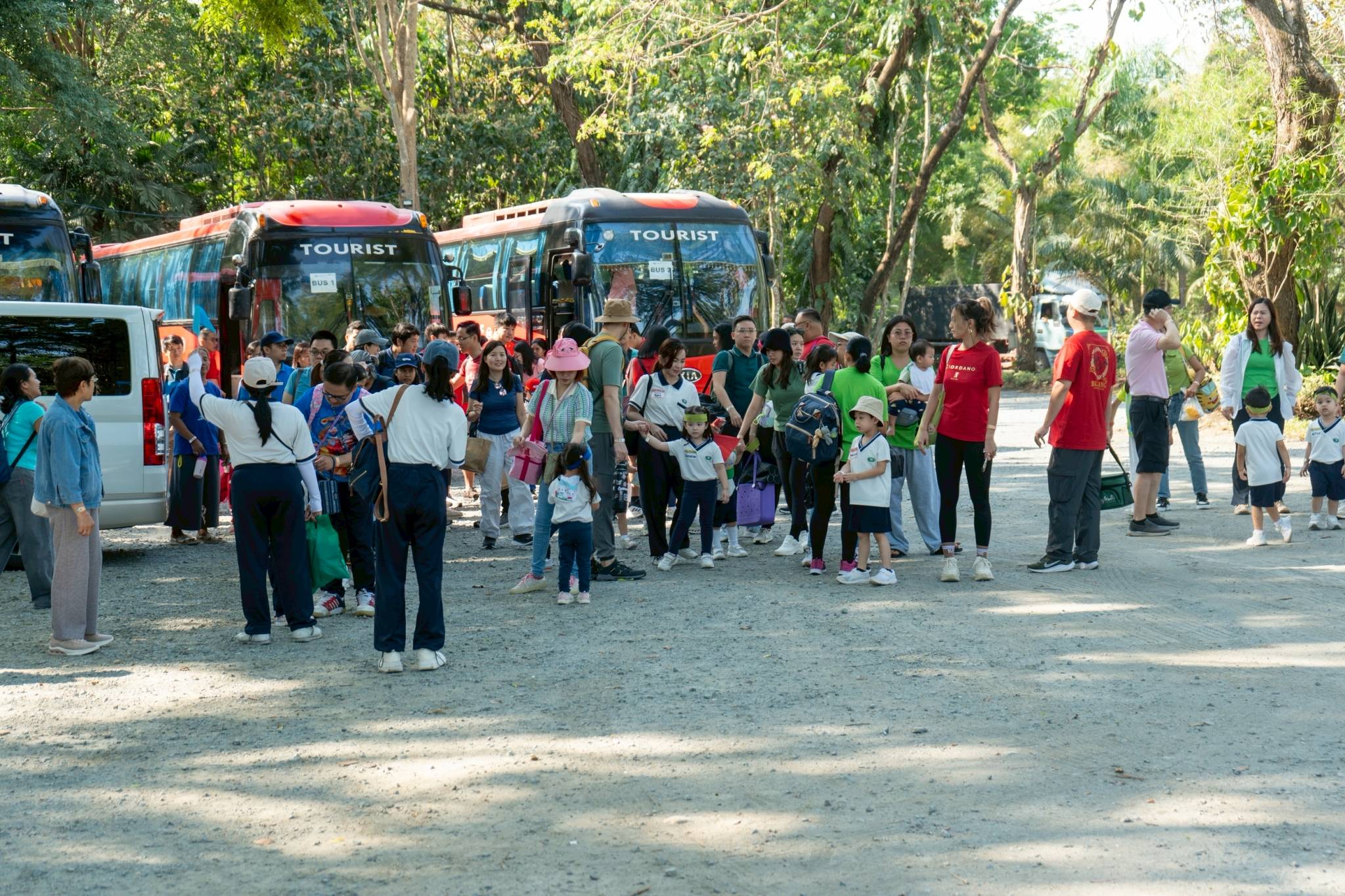 Participants of Tzu Chi Great Love Preschool Philippines arrived at Fun Farm in Sta. Elena, Cabuyao, Laguna, ready for a day of fun and activities.