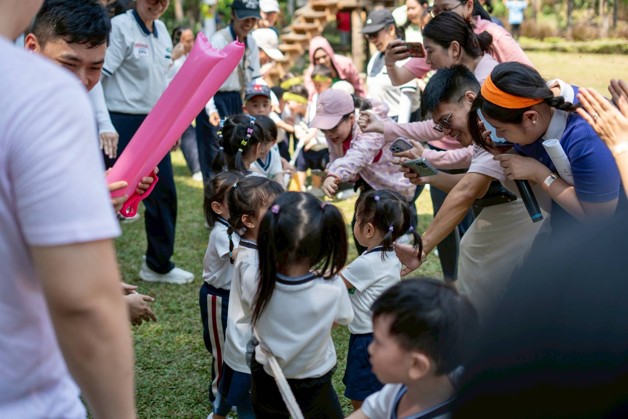 With the support of their parents and guardians, preschool students gave their all in their tug-of-war game.