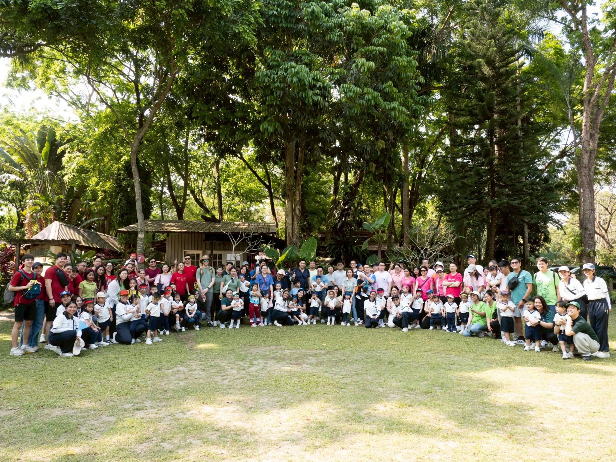 Tzu Chi Great Love Preschool Philippines faculty, staff, and parents, together with Tzu Chi volunteers and Tzu Chi Youth volunteers, smile for a photo to commemorate the fourth Family Sportsfest.