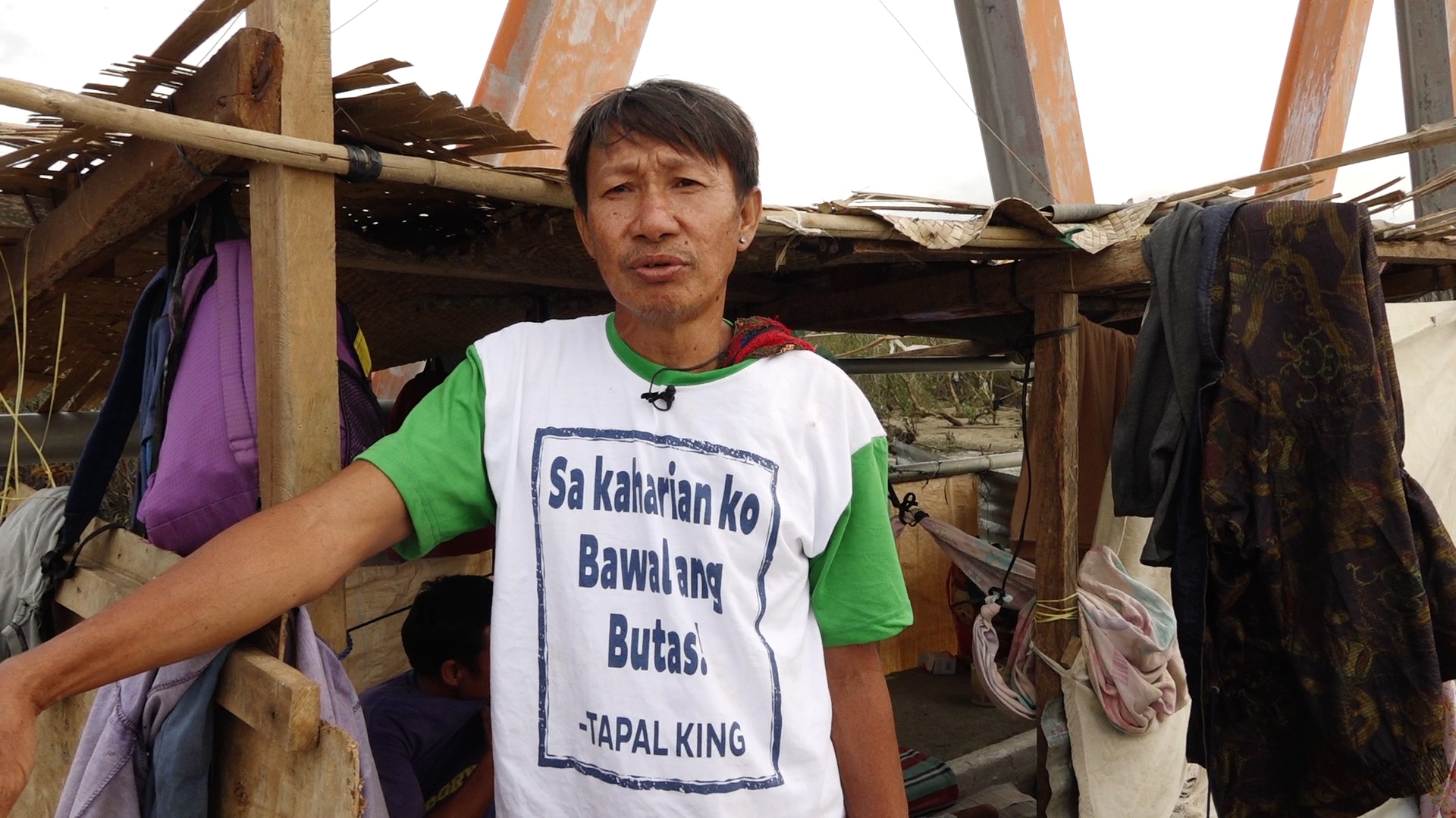 Even if fisherman Jubelle Tuvilla and his wife watched over their home during the storm, Odette’s fury destroyed everything. “I don’t know if I should cry,” he says. “I’m so stressed, I don’t know what will happen to us because our house collapsed. Everything is gone.”【Photo by Jeaneal Dando】