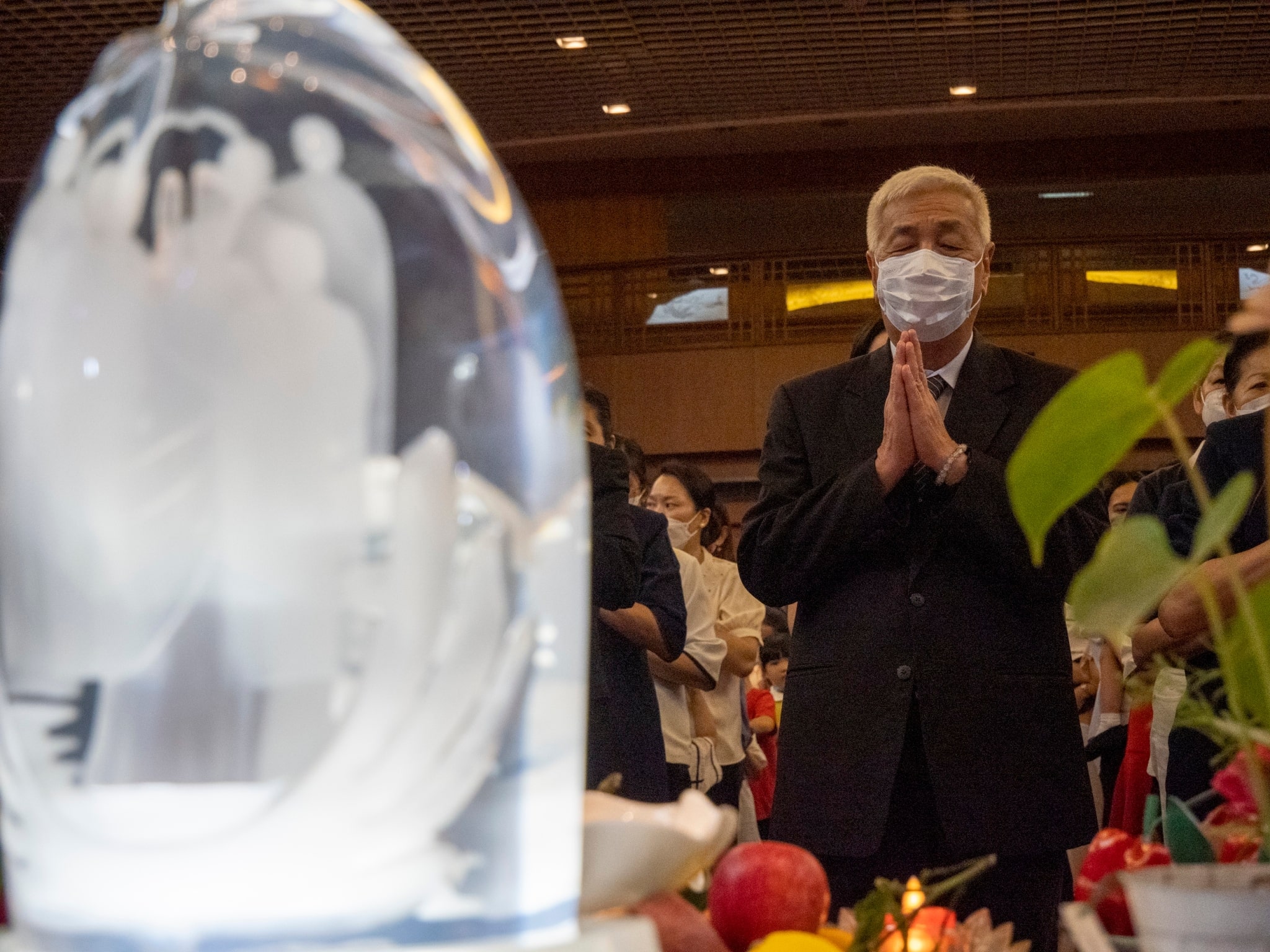 Tzu Chi Philippines CEO Henry Yuñez leads the executive team in officiating the Buddha bathing ceremony. 【Photo by Matt Serrano】