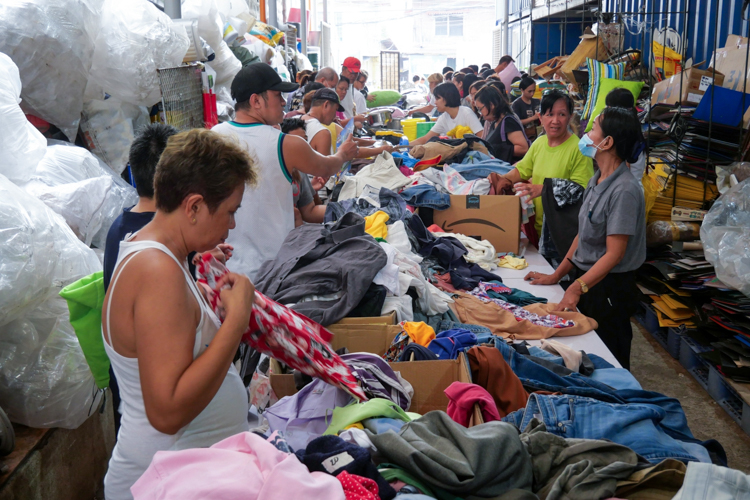 Tzu Chi Foundation held its first rummage sale on January 13 at the Buddhist Tzu Chi Campus (BTCC) in Sta. Mesa, Manila. Residents from the community purchased new and secondhand clothes, toys, houseware, and kitchenware. 【Photo by Matt Serrano】