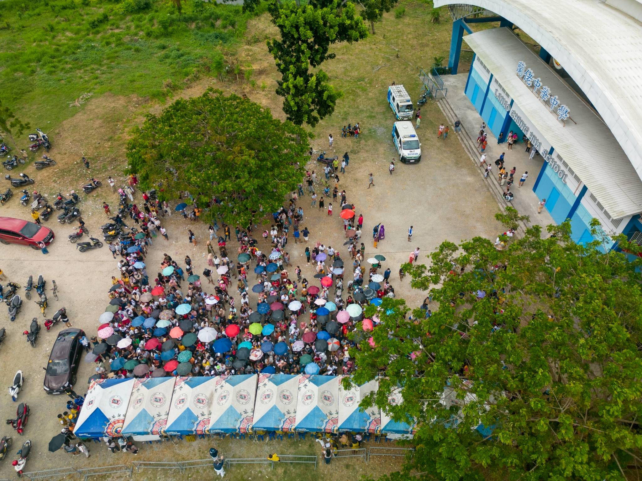 With hope in their hearts, beneficiaries arrive early to receive aid from the Tzu Chi Foundation’s relief mission in Iligan City.