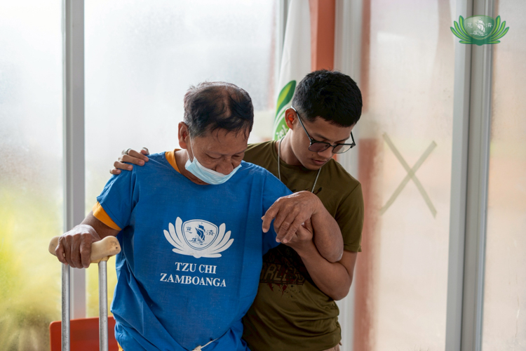 Patient Cezar Bitgue (left) proceeds to the prosthesis casting before his hernia surgery.