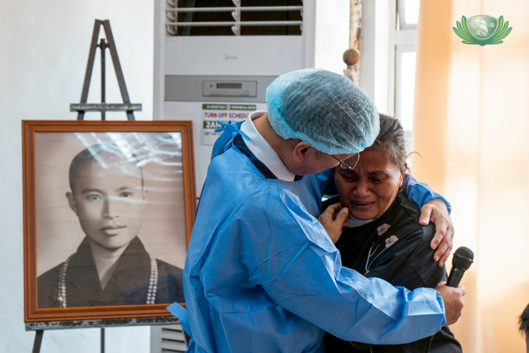 Tzu Chi Zamboanga OIC and Deputy CEO Dr. Anton Mari Lim embraces a patient sharing her story.