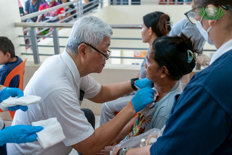 Dr. Josefino “Jo” Qua checks on the patient’s wound the next day after her surgery.