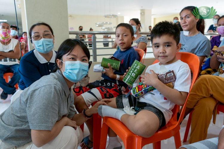 Two young patients were given Tzu Chi’s coin cans for them to save money to help Tzu Chi help others.