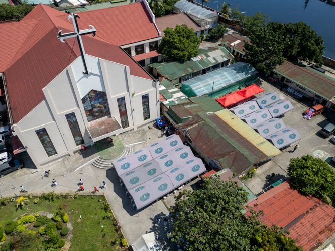 Tzu Chi volunteers set up canopy tents on the grounds of San Lorenzo Ruiz and Companion Martyrs Parish for its 269th medical mission in Navotas on August 4.