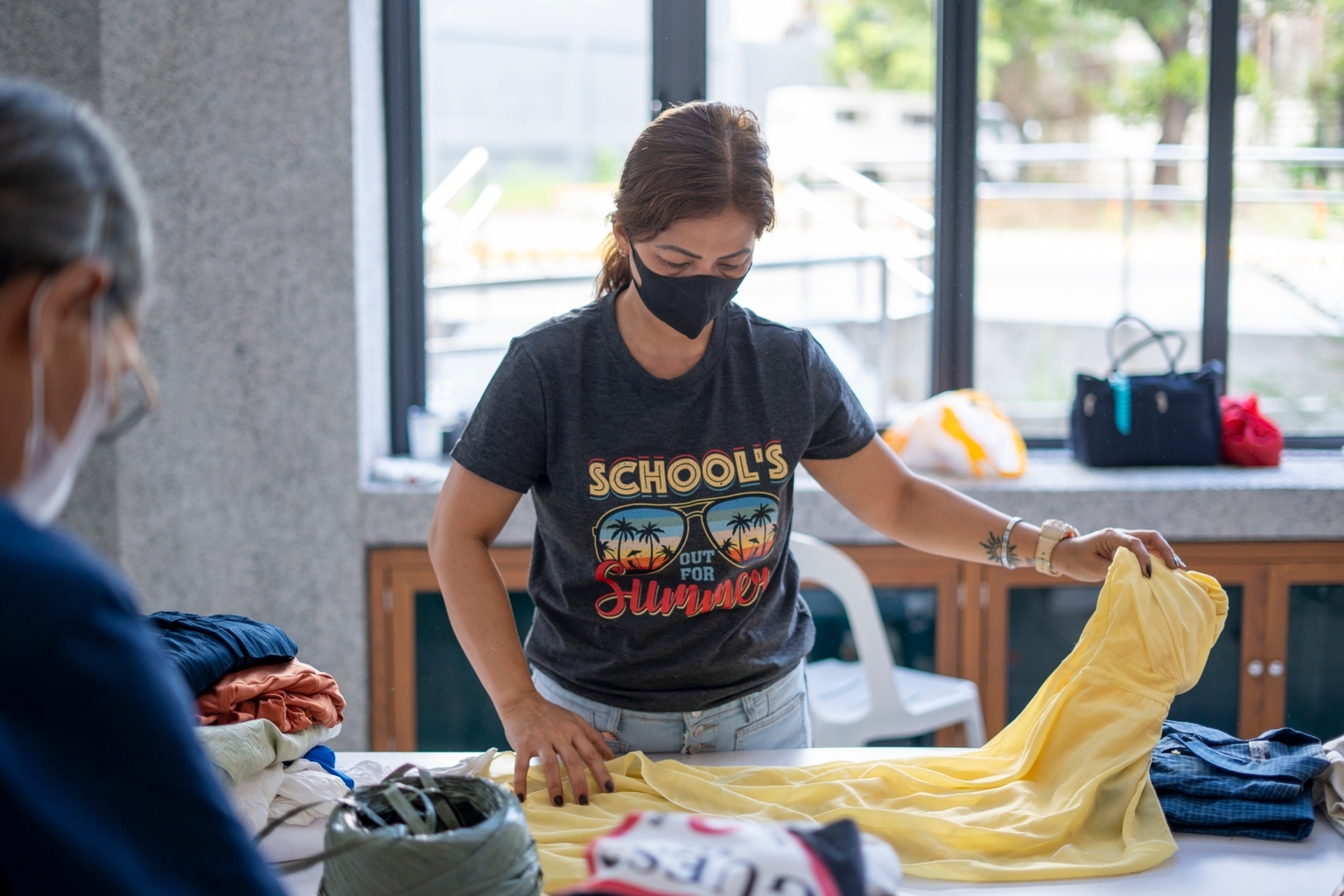 From medical assistance beneficiary to volunteer, Jeanifer B. Losing participates in the packing of donated clothes as a way of thanking Tzu Chi. The foundation funded her surgery for hypothyroidism in 2007.