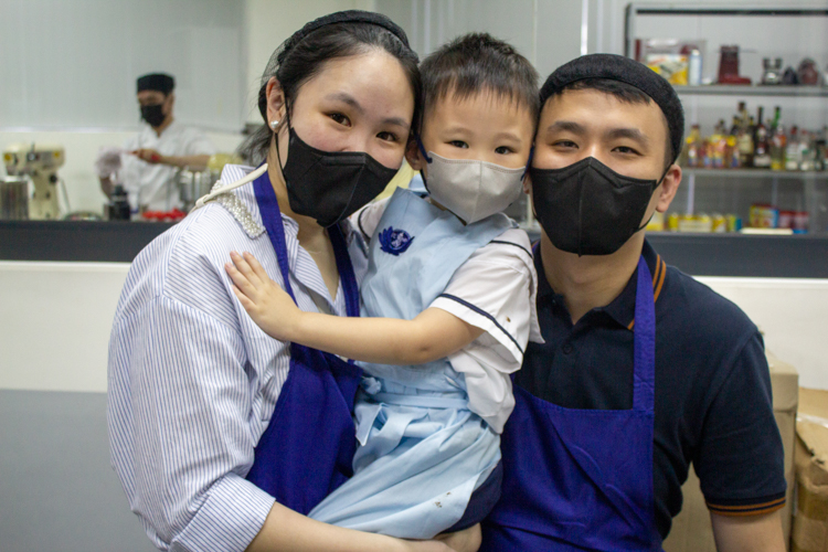 Stephanie Uy praises Tzu Chi's positive influence on son Theo during the bake sale, noting, “We see him always saying ‘thank you’ and expressing gratitude. I think it’s really the values of simplicity and gratitude that helped Theo a lot.” 【Photo by Matt Serrano】