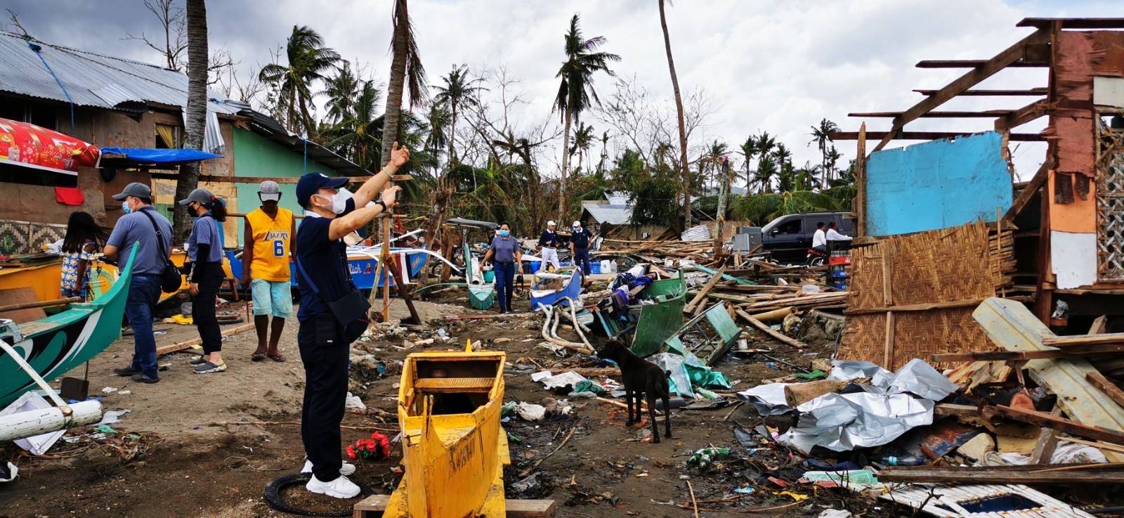 A Tzu Chi volunteer assesses the extensive damage to property in Barangay Tinangan in the coastal municipality of Inabanga. 【Photo by Johnny Kwok】