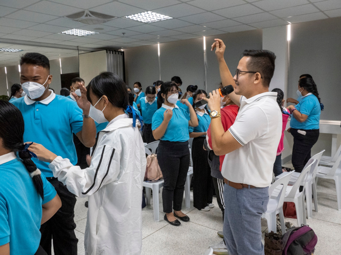 As an ice breaker before his talk, Jeff led scholars to a Money Game Exercise 【Photo by Matt Serrano】