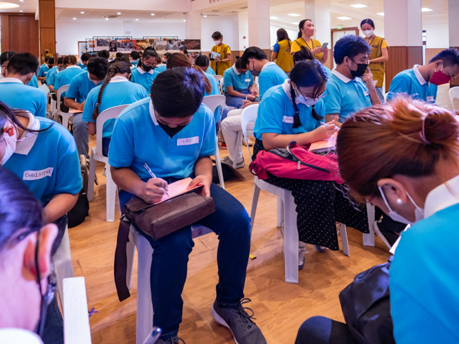 Tzu Chi scholars write their experiences of hunger during the pandemic in group sessions facilitated by Globe Telecom. 【Photo by Daniel Lazar】