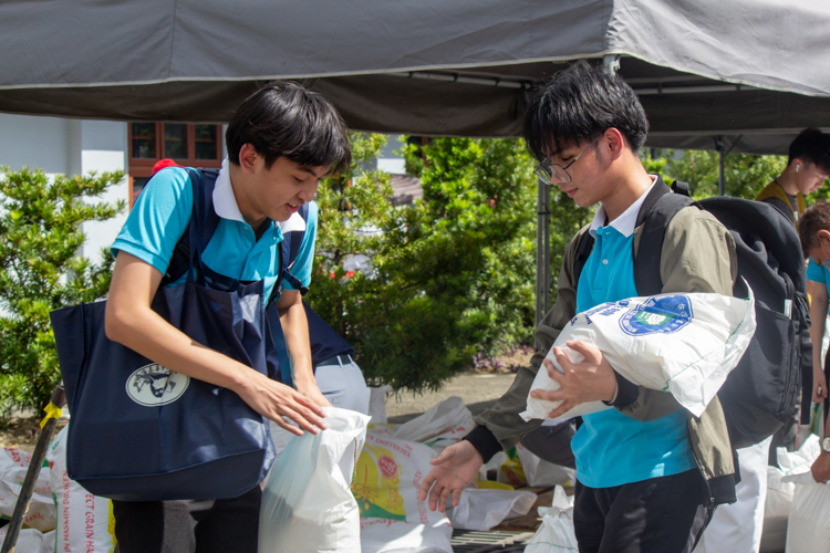 Scholars and medical assistance beneficiaries claim their 10kg sack of rice and grocery items. 【Photo by Marella Saldonido】