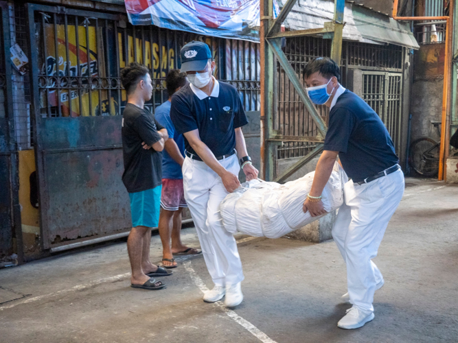 Tzu Chi volunteers work together to carry the relief goods for the beneficiaries. 【Photo by Matt Serrano】