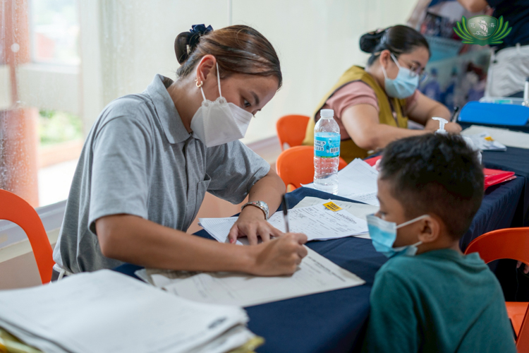A Tzu Chi volunteer helps assess patients.