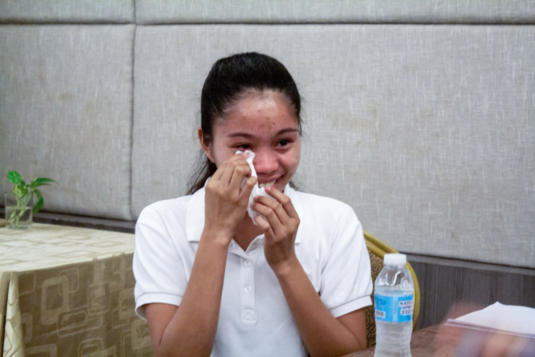 A scholar-applicant sheds tears of joy upon learning she was granted a scholarship. 【Photo by Marella Saldonido】
