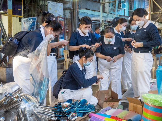 Tzu Chi volunteers arrange relief goods for the beneficiaries. 【Photo by Matt Serrano】