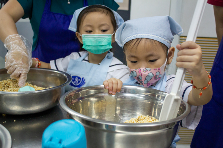 Students enthusiastically participate in crafting delightful treats during the bake sale. 【Photo by Matt Serrano】