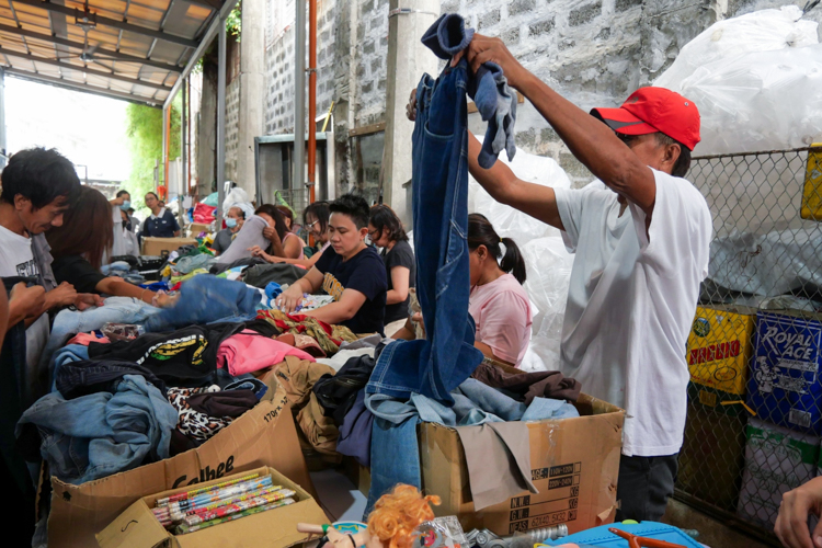 Tzu Chi Foundation held its first rummage sale on January 13 at the Buddhist Tzu Chi Campus (BTCC) in Sta. Mesa, Manila. Residents from the community purchased new and secondhand clothes, toys, houseware, and kitchenware. 【Photo by Matt Serrano】