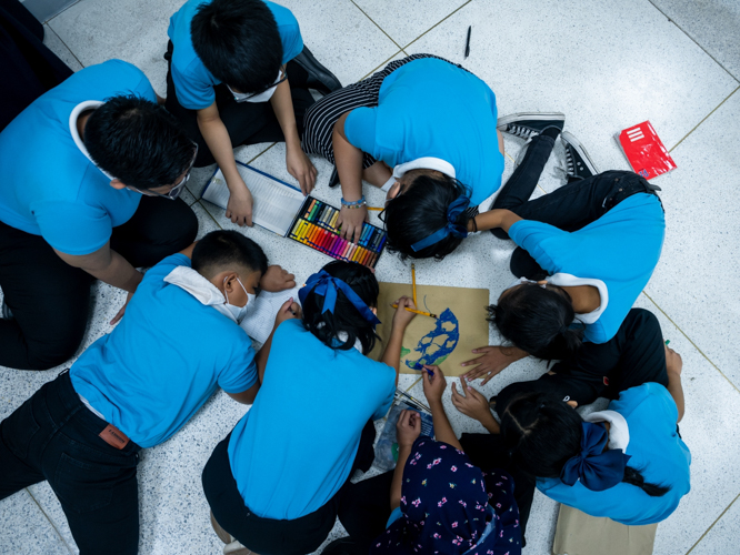 Workshops, like this poster-making activity, are fun and foster teamwork. 【Photo by Daniel Lazar】