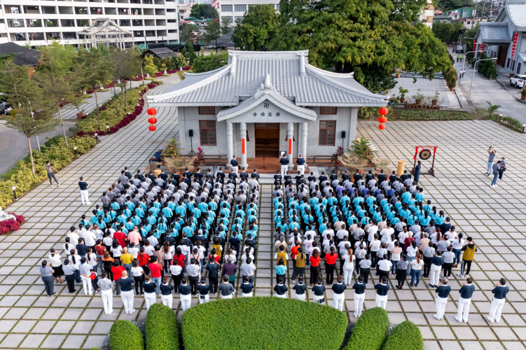 Participants start and end the 3 steps and 1 bow ritual facing the main entrance of the Jing Si Abode. 【Photo by Daniel Lazar】