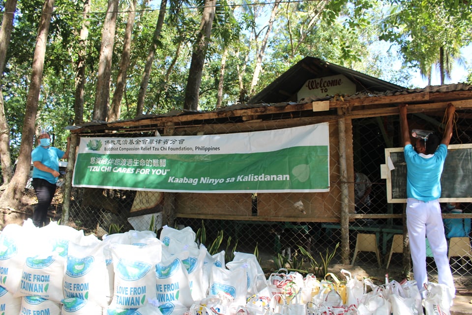 Relief distribution last December 23 for 45 Tzu Chi scholars in the Municipality of Catmon 
