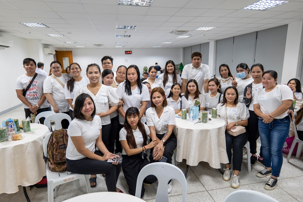 Last December 21, 2024, Tzu Chi Philippines’ Technical-Vocational scholars had the chance to reconnect through an alumni homecoming program. Marielle Hernandez (last row, second from left) joined in on the group photo with fellow batchmates.