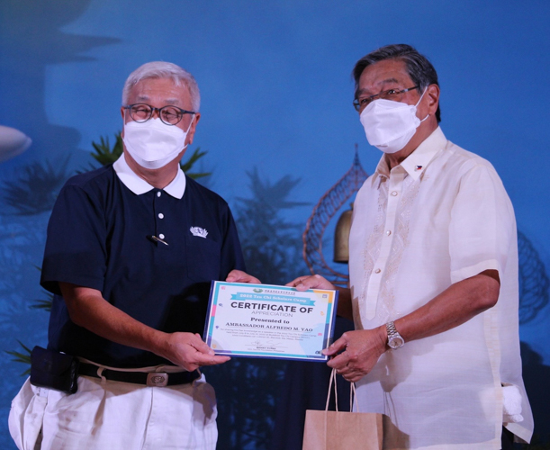 Tzu Chi Philippines CEO Henry Yuňez (let) presents a certificate and token of appreciate to guest speaker, Ambassador Alfredo Yao.【Photo by Matt Serrano】