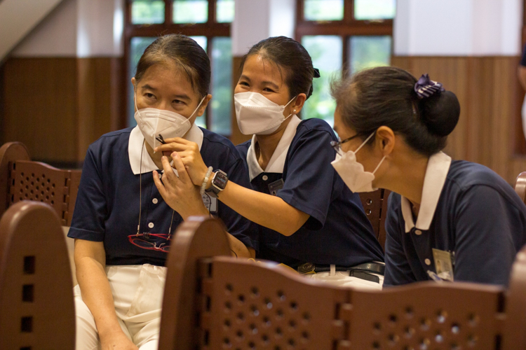  Interpreting is a team effort. Here, Ligaya Ng (first from left) is assisted by fellow interpreters, who feed her with information when a speaker talks too fast or has much to say. 【Photo by Marella Saldonido】