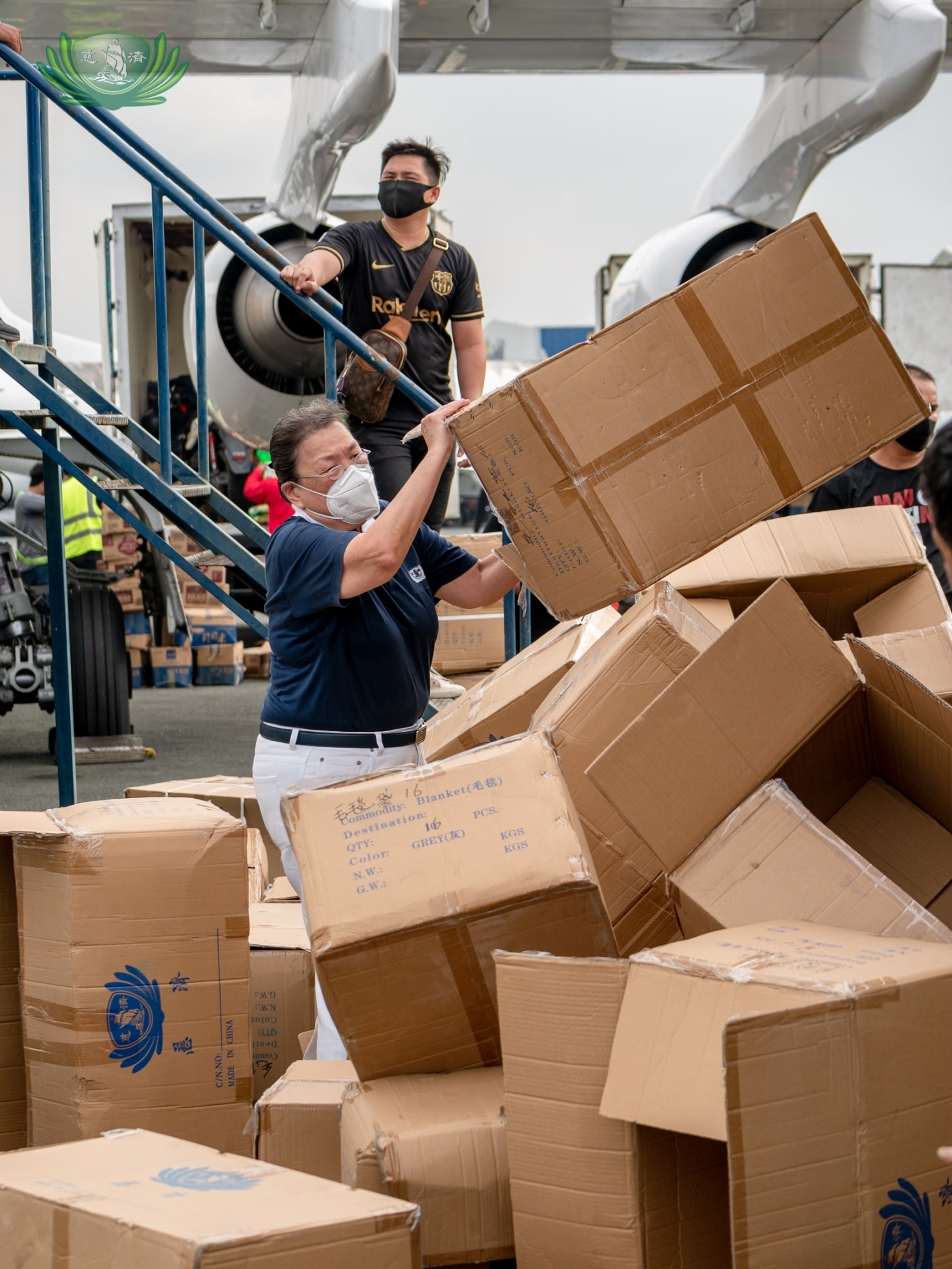 Blankets were unpacked from their boxes and loaded into the plane to maximize space. 【Photo by Daniel Lazar】