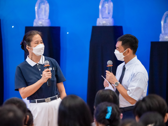 Volunteers Frances Lim (left) and Paquito Ngo host the last Quarterly Charity Day of the year at the Jing Si Auditorium【Photo by Daniel Lazar】