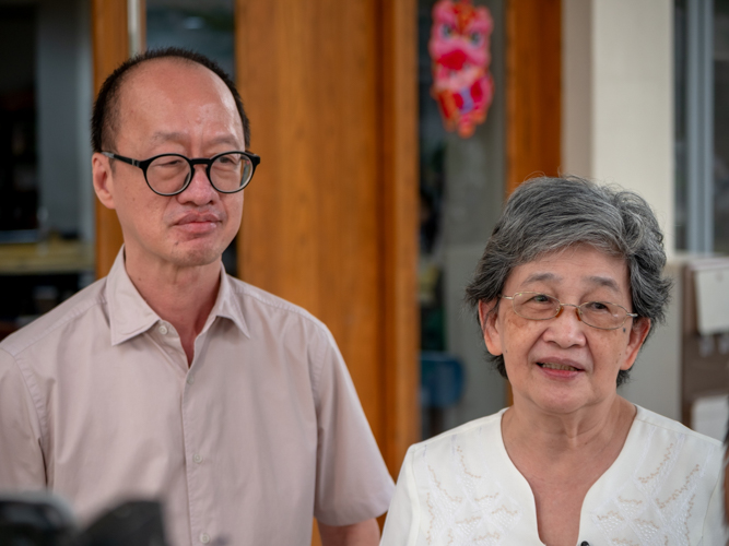 Movement for the Restoration of Peace and Order chair Arch. Ka Kuen Chua (left) and founder Teresita Ang See expressed well wishes to Tzu Chi in the start of the new year. 【Photo by Daniel Lazar】