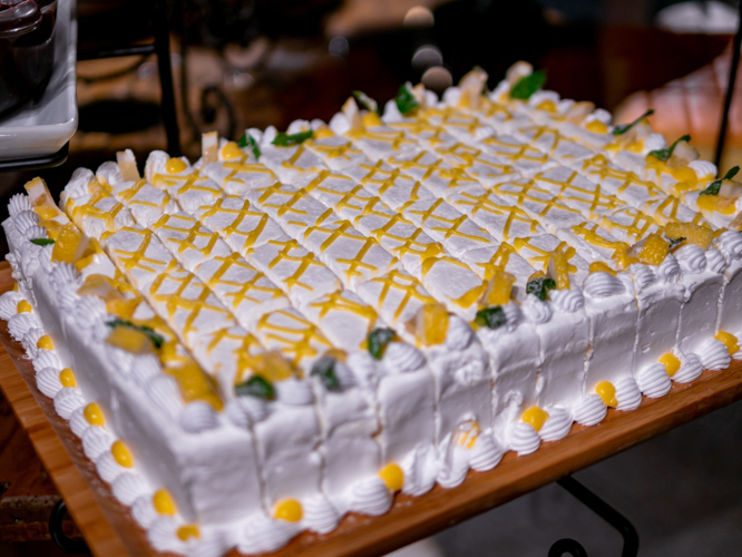 Cake layered with mango【Photo by Daniel Lazar】