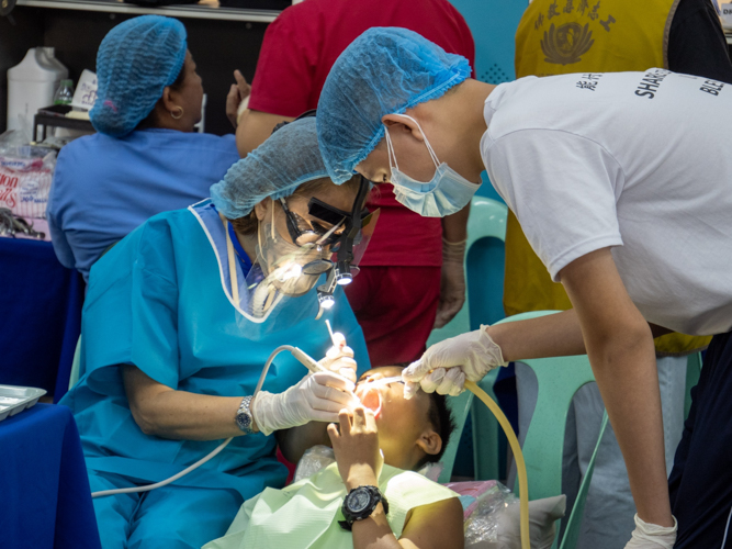 Five hundred eighty-five beneficiaries availed of the medical mission’s free dental services, which included extractions and fillings.【Photo by Matt Serrano】