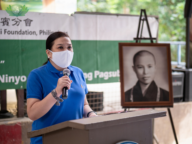 With a photo of Dharma Master Cheng Yen in the background, Antipolo Mayor Andrea Ynares addresses the audience of scavenger beneficiaries at the Tzu Chi distribution. 【Photo by Daniel Lazar】