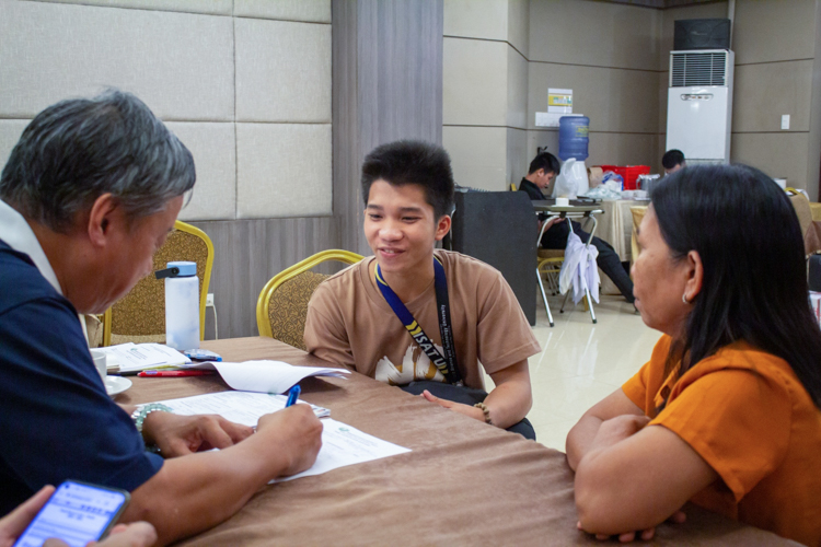 The waiting was worth it: Maximo Tahum Jr. is all smiles as he receives good news that he is now a Tzu Chi scholar.【Photo by Marella Saldonido】