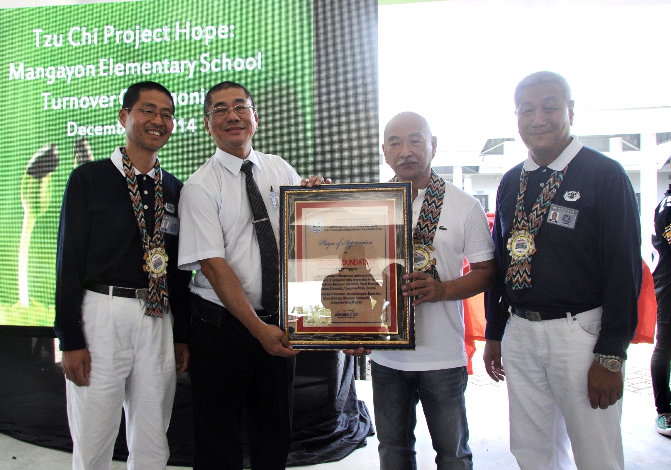 Davao de Oro Governor Arturo Uy (second from right) presents Tzu Chi volunteers with a plaque of appreciation.