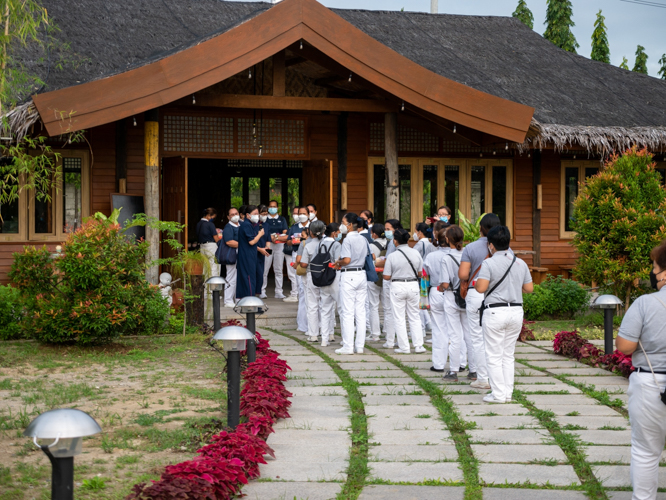 After receiving their angpao, a group of volunteers line up outside the Tzu Chi café. 【Photo by Daniel Lazar】