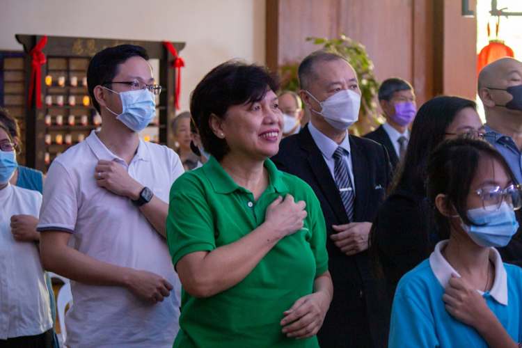 Bantay Matanda, Inc. Founder and President Adelwisa Joaquin (in green) participates in the singing and signing of “One Family.” 【Photo by Marella Saldonido】