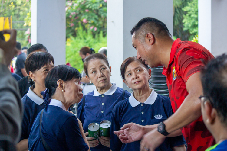 Tzu Chi volunteers listen to San Juan City Mayor Francis Zamora during the distribution of relief. A public servant for 17 years and counting, he has encountered Tzu Chi volunteers many times in programs for the disadvantaged. 【Photo by Marella Saldonido】