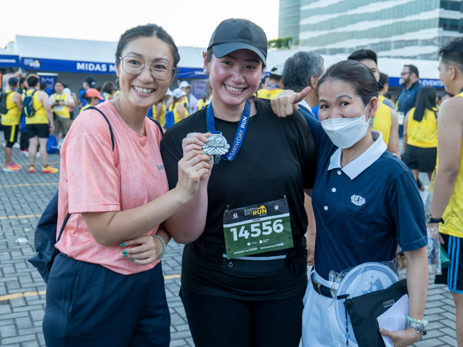 Over 60 Tzu Chi volunteers participated in this year’s Galaxy Watch Earth Day Run organized by Runrio. Here, some of them proudly display their finisher medals. 【Photo by Matt Serrano】