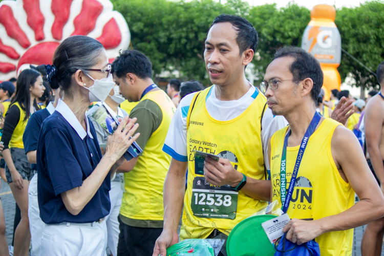 The Earth Day Run was the perfect opportunity for Tzu Chi volunteers to inform runners about Tzu Chi’s missions. 【Photo by Matt Serrano】