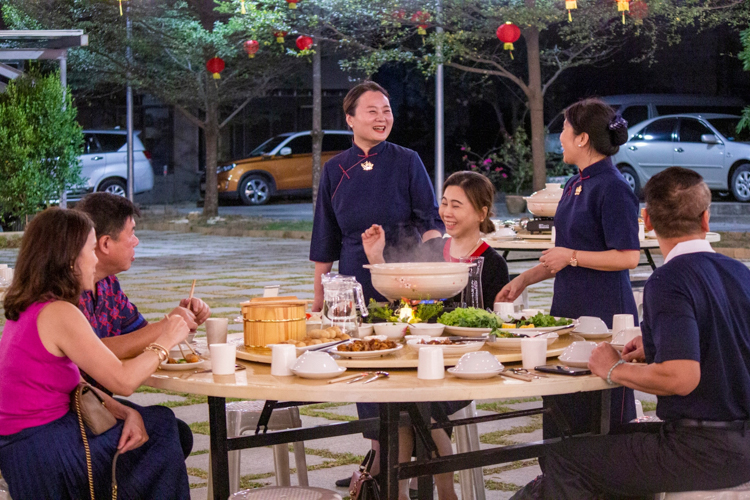 The dinner was a chance for guests and volunteers to unwind and spend time with family and friends over a delicious vegetarian meal. 【Photo by Matt Serrano】