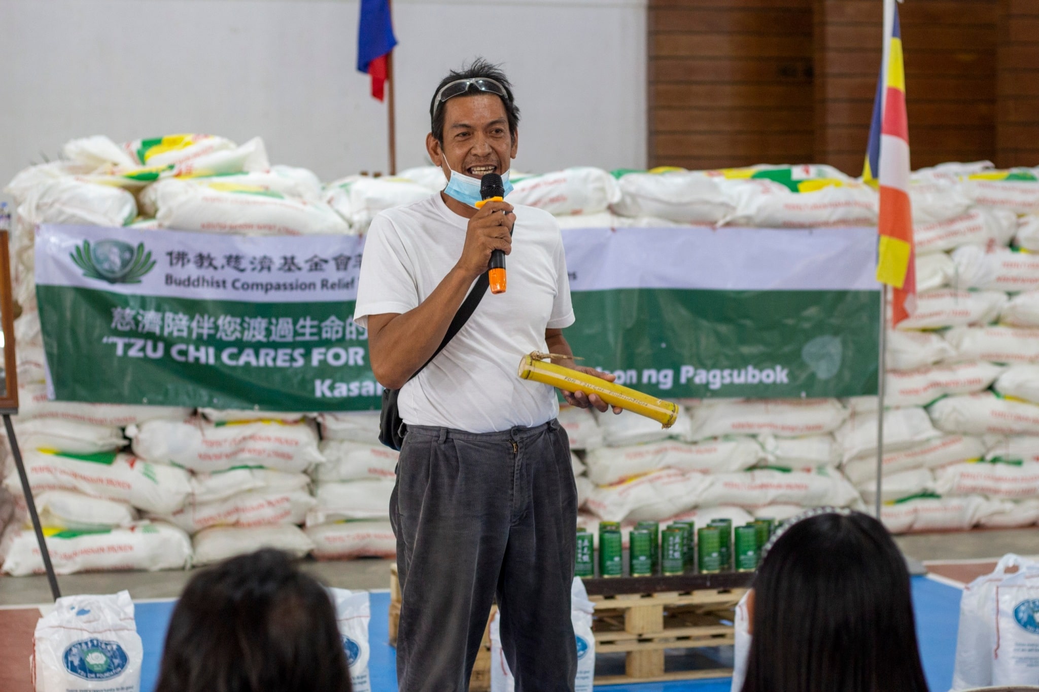With his bamboo coin bank in his hand, Tony David shares his experience as a medical assistance beneficiary of Tzu Chi Foundation.【Photo by Matt Serrano】