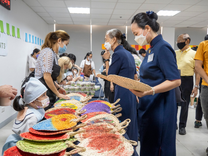 Tzu Chi volunteers came in full force, purchasing items from the sale to help the preschoolers raise funds for their beneficiaries. 【Photo by Matt Serrano】