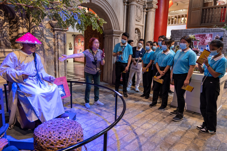 Tour guides discuss the relevant contributions of Chinese in various aspects of Philippine life. 【Photo by Matt Serrano】