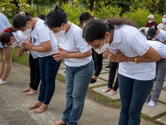 Participants who weren’t able to bring the requested black socks chose to perform the 3 steps and 1 bow barefoot. 【Photo by Matt Serrano】