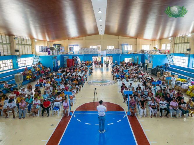 On the morning of November 21, beneficiaries gathered at the municipal gym and the PAGCOR building in Dingalan, Aurora, to receive relief items from Tzu Chi Foundation volunteers.
